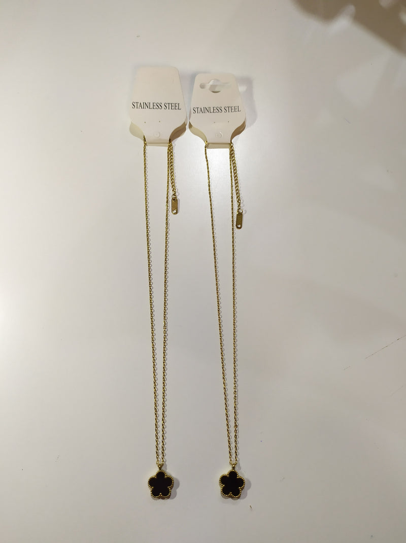 Collar con colgante trebol cinco hojas negro - additional image 11